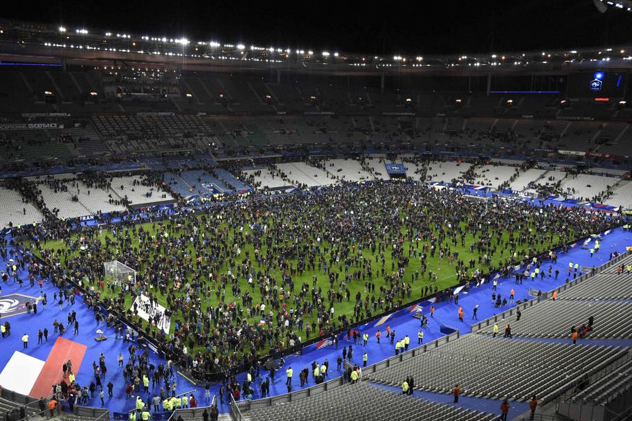 La gente riversata all&#39;interno dello Stade de France. Afp